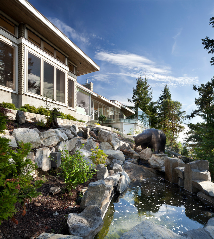 Moderner Garten mit Wasserspiel in Vancouver