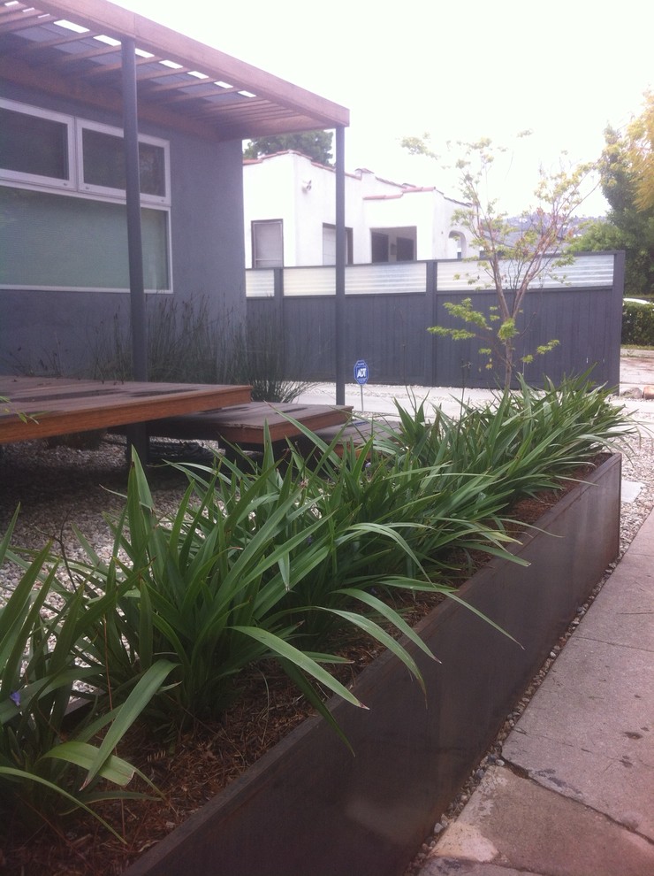 This is an example of a contemporary landscaping in Los Angeles.