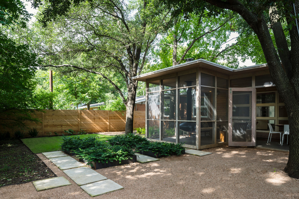 Esempio di un giardino minimalista di medie dimensioni e dietro casa con ghiaia