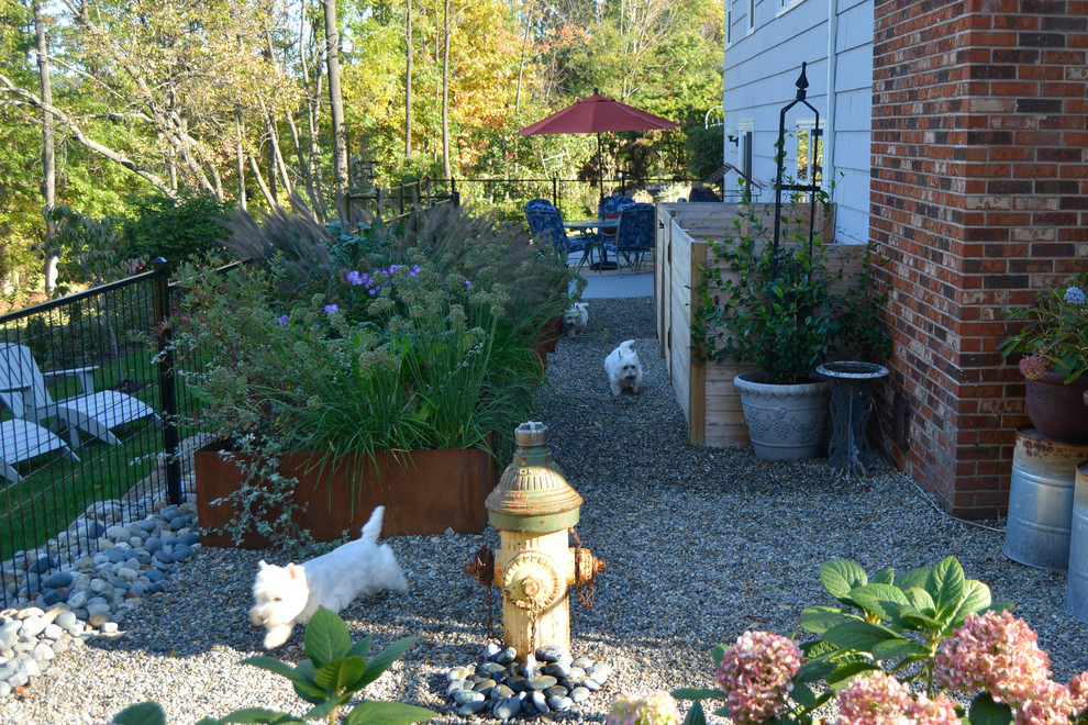 Modelo de jardín tradicional renovado pequeño en patio lateral con huerto, exposición parcial al sol y gravilla