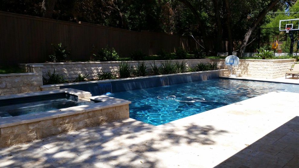 Свежая идея для дизайна: большой бассейн на заднем дворе в стиле неоклассика (современная классика) с покрытием из каменной брусчатки - отличное фото интерьера