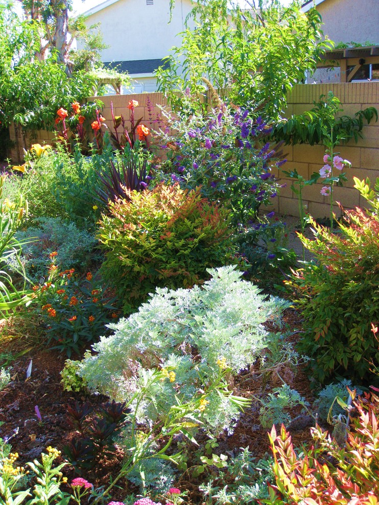 Modelo de jardín clásico de tamaño medio en patio trasero con exposición parcial al sol