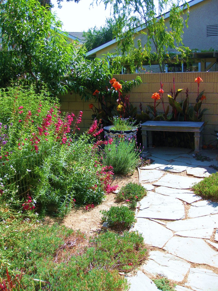 Inspiration for a medium sized classic back full sun garden in Orange County with a water feature.