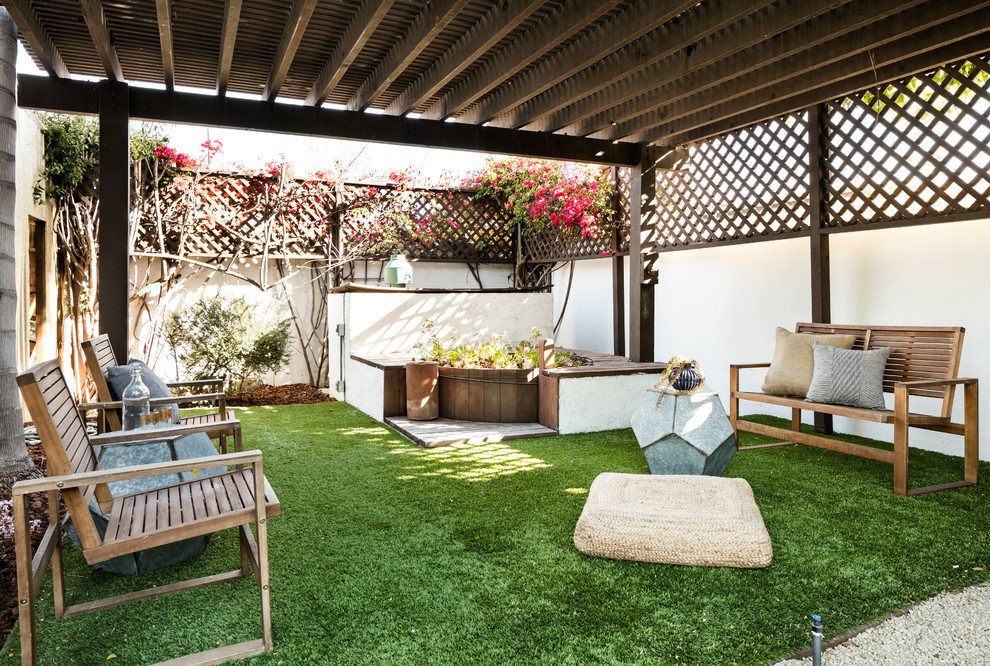 ロサンゼルスにある地中海スタイルのおしゃれな裏庭 (ゼリスケープ、パーゴラ) の写真