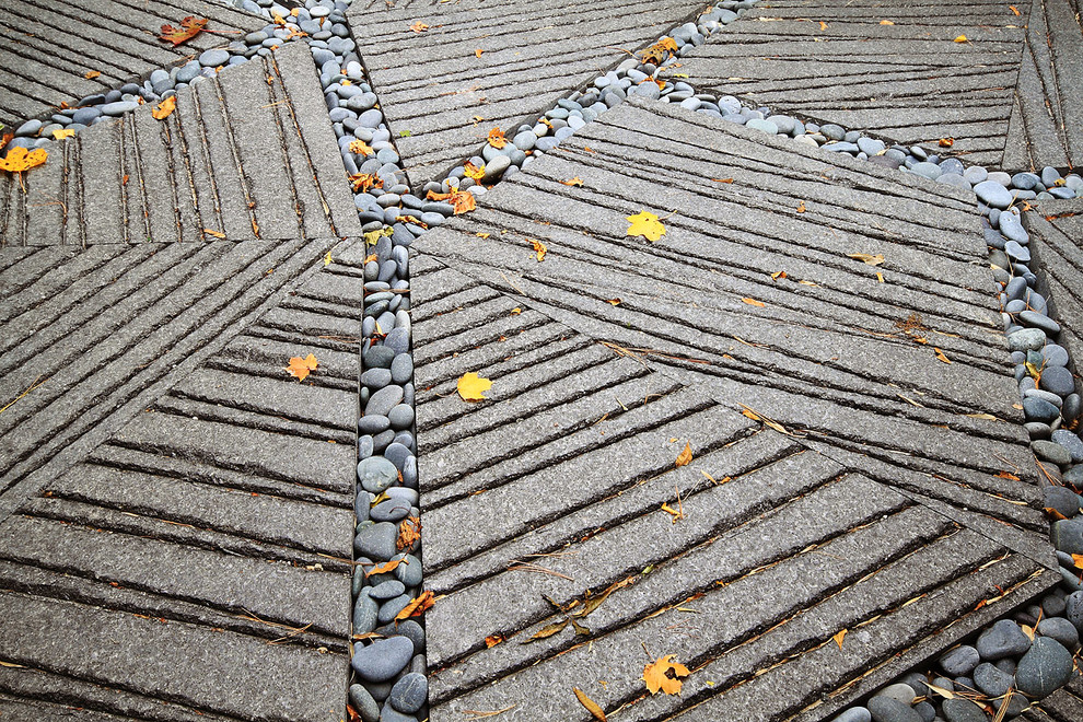 Immagine di un giardino minimalista in ombra in cortile con pavimentazioni in pietra naturale