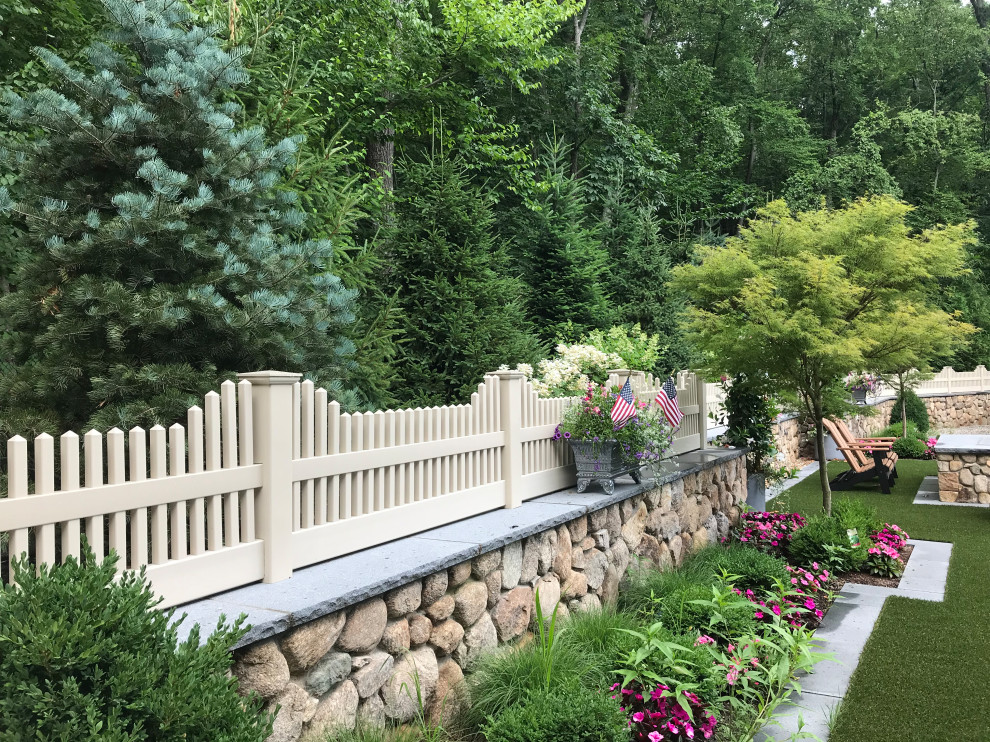 Geräumiger Klassischer Garten im Sommer, hinter dem Haus mit Sichtschutz, direkter Sonneneinstrahlung und Natursteinplatten in Boston