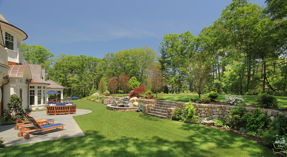 На фото: большой солнечный участок и сад на заднем дворе в классическом стиле с покрытием из каменной брусчатки и хорошей освещенностью