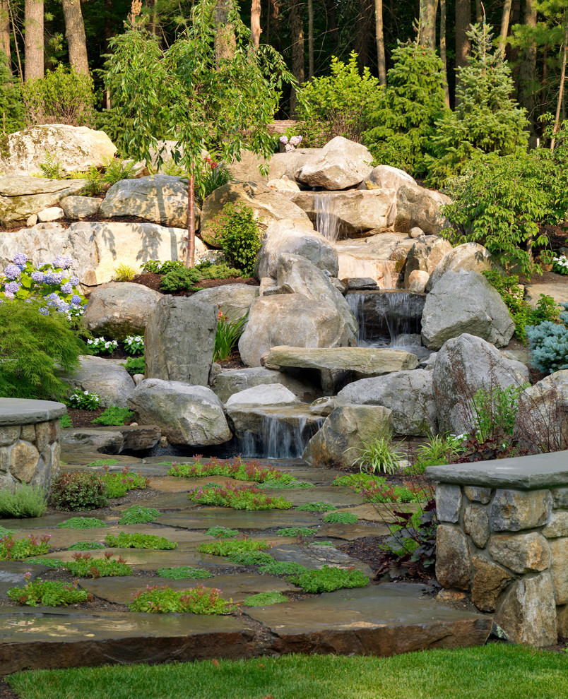 Пример оригинального дизайна: садовый фонтан среднего размера на заднем дворе в классическом стиле