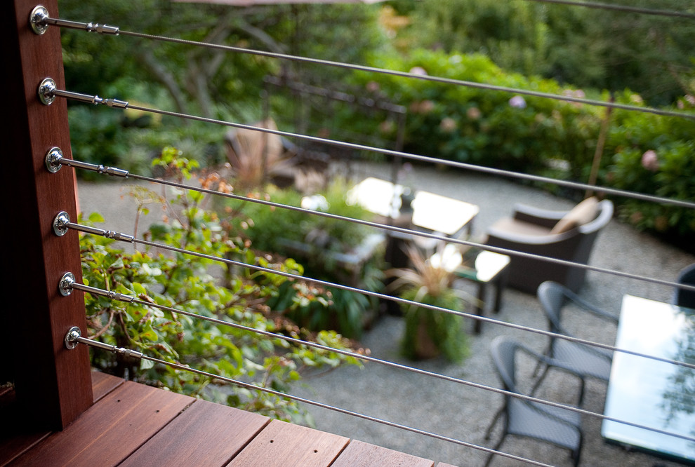 Aménagement d'un jardin éclectique avec une terrasse en bois.