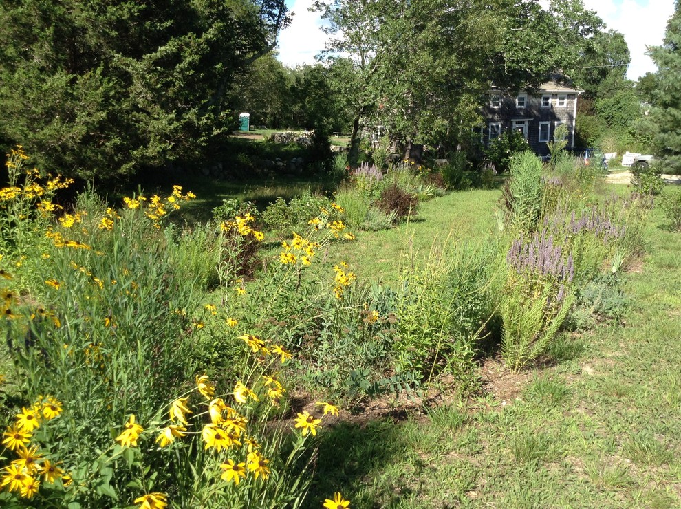 Geometrischer, Mittelgroßer Landhausstil Vorgarten mit Kübelpflanzen, direkter Sonneneinstrahlung und Mulch in Providence