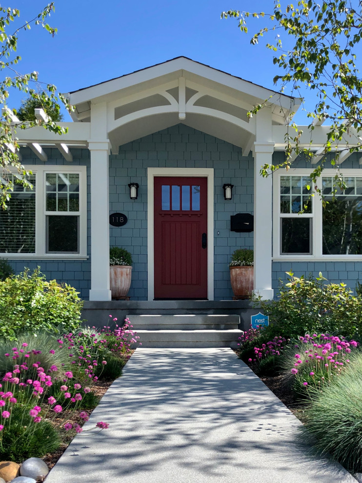 Foto di un giardino stile americano esposto a mezz'ombra di medie dimensioni e davanti casa con un ingresso o sentiero e pacciame