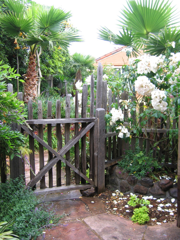 Cette photo montre un jardin chic avec des pavés en pierre naturelle.
