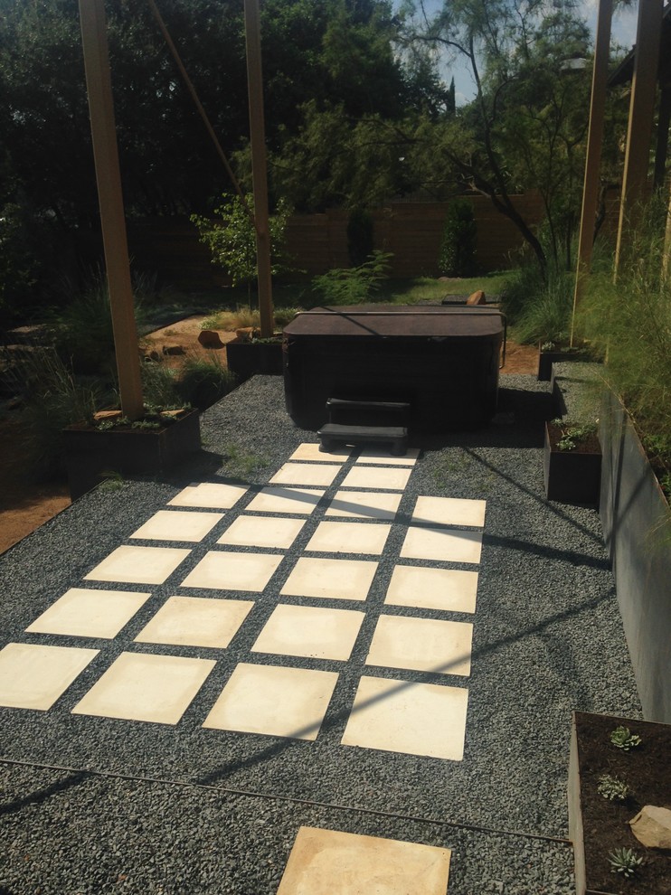Ejemplo de jardín de secano moderno de tamaño medio en verano en patio trasero con muro de contención, exposición parcial al sol y adoquines de piedra natural
