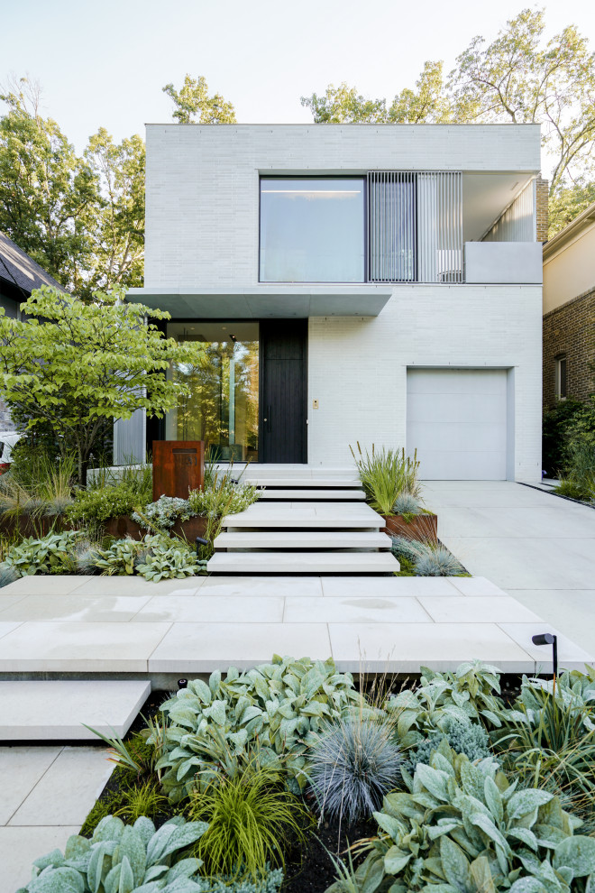 Inspiration for a contemporary front yard landscaping in Toronto.