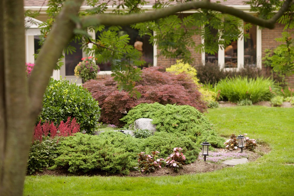 Idee per un ampio giardino formale design esposto in pieno sole dietro casa in estate con pacciame