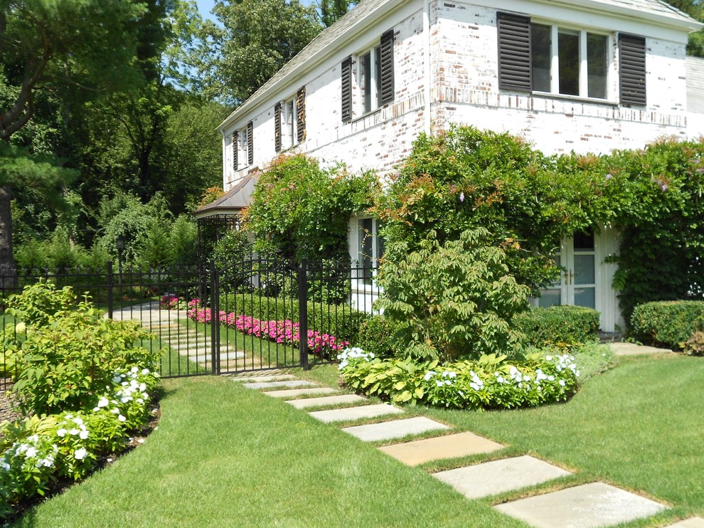 Großer, Halbschattiger Klassischer Garten im Sommer, neben dem Haus mit Natursteinplatten in New York