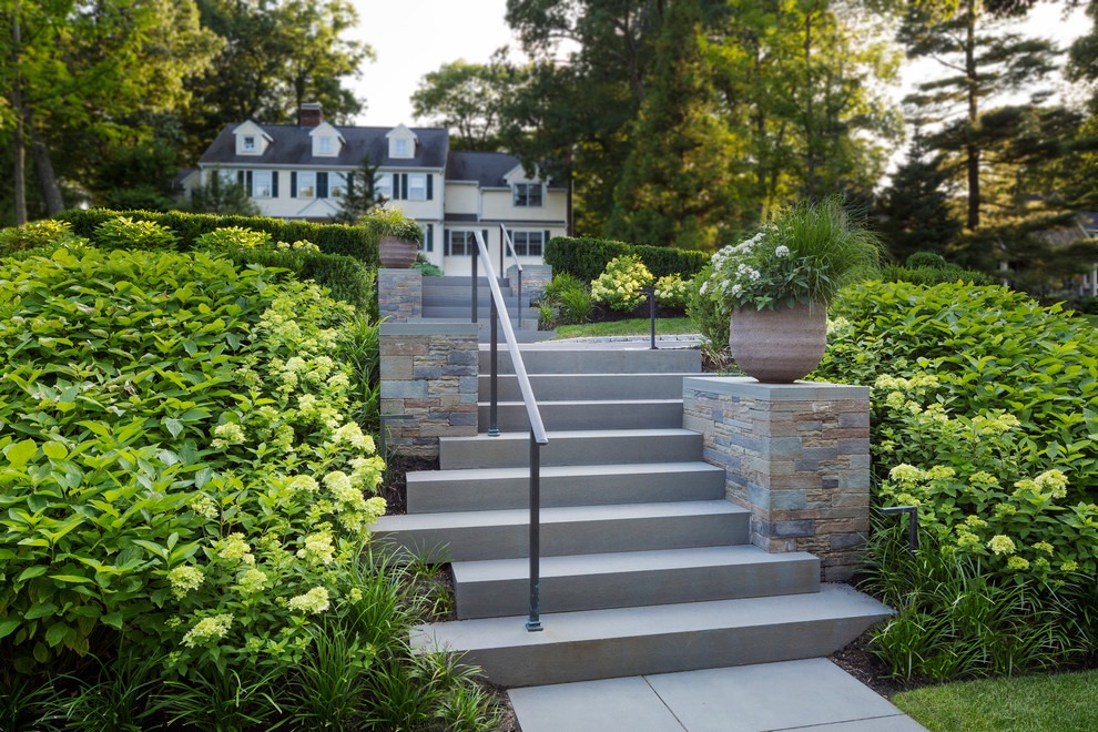 Идея дизайна: участок и сад на переднем дворе в современном стиле с покрытием из каменной брусчатки