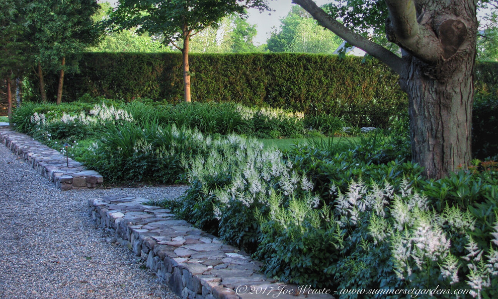 Ispirazione per un giardino country esposto a mezz'ombra nel cortile laterale in estate con ghiaia