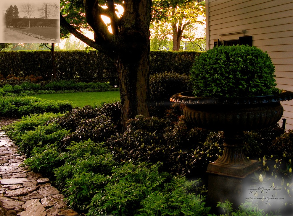 На фото: участок и сад среднего размера на боковом дворе в классическом стиле с полуденной тенью