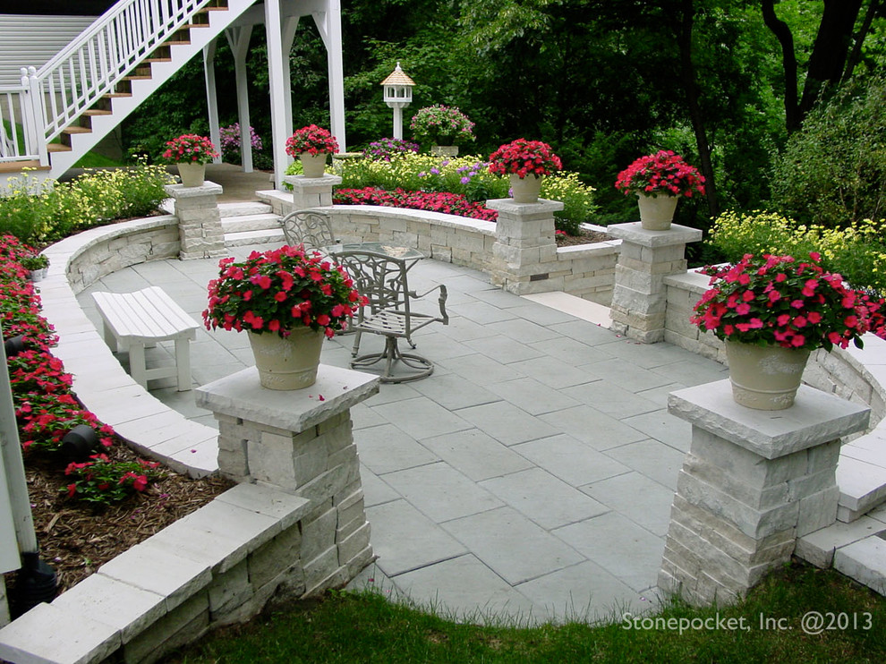 Immagine di un giardino classico esposto in pieno sole di medie dimensioni e dietro casa con pavimentazioni in pietra naturale