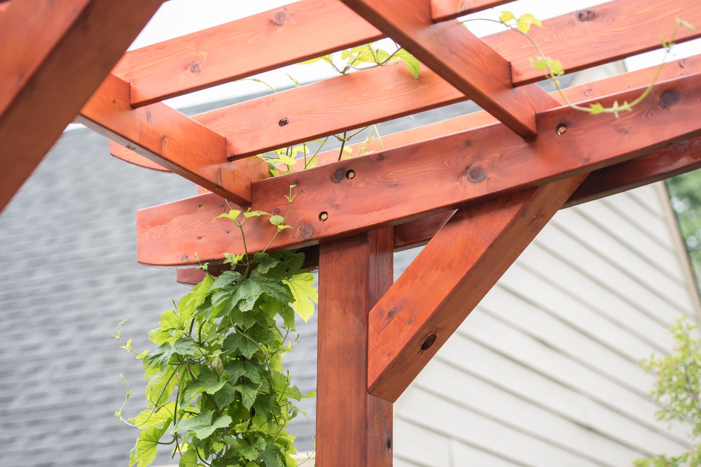 Kleiner, Geometrischer, Halbschattiger Stilmix Gemüsegarten im Sommer, hinter dem Haus mit Natursteinplatten in Milwaukee