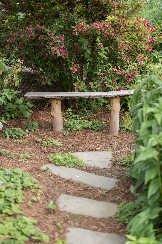 Idee per un piccolo giardino eclettico esposto a mezz'ombra dietro casa in estate con pavimentazioni in pietra naturale