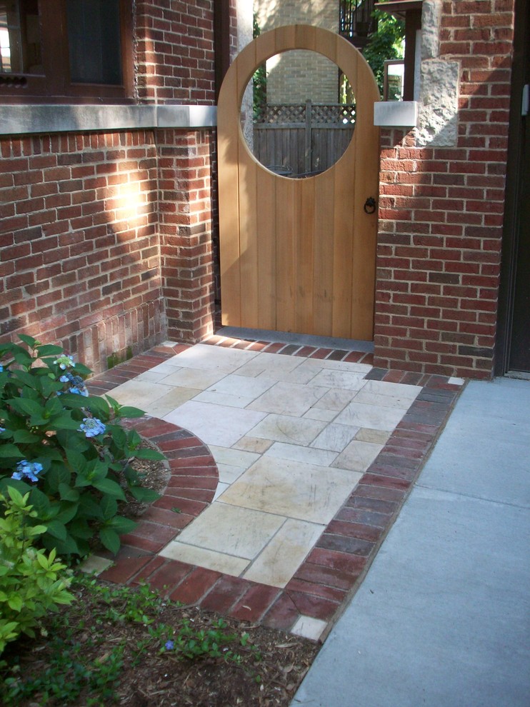 Пример оригинального дизайна: маленький участок и сад на боковом дворе в классическом стиле с покрытием из каменной брусчатки и садовой дорожкой или калиткой для на участке и в саду