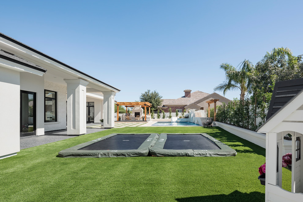 Idee per un ampio campo sportivo esterno chic esposto in pieno sole dietro casa in estate con un focolare e pavimentazioni in pietra naturale
