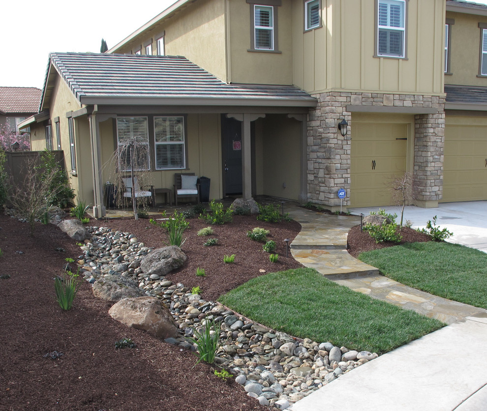 Photo of a traditional full sun front yard stone garden path in Sacramento for spring.