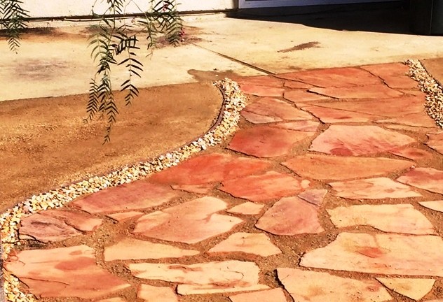 Modelo de camino de jardín de estilo americano de tamaño medio en patio trasero con exposición total al sol y adoquines de piedra natural