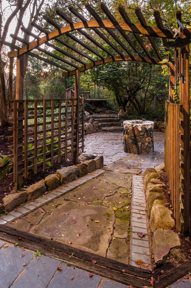 Schattiger Klassischer Garten mit Natursteinplatten und Pergola in Raleigh