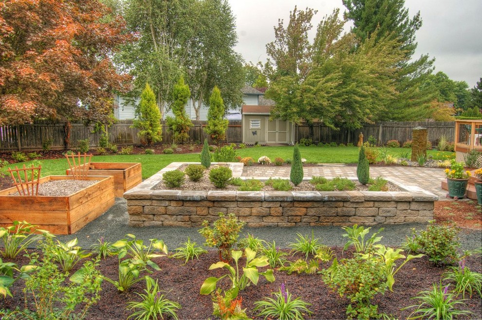 Photo of a transitional landscaping in Portland.