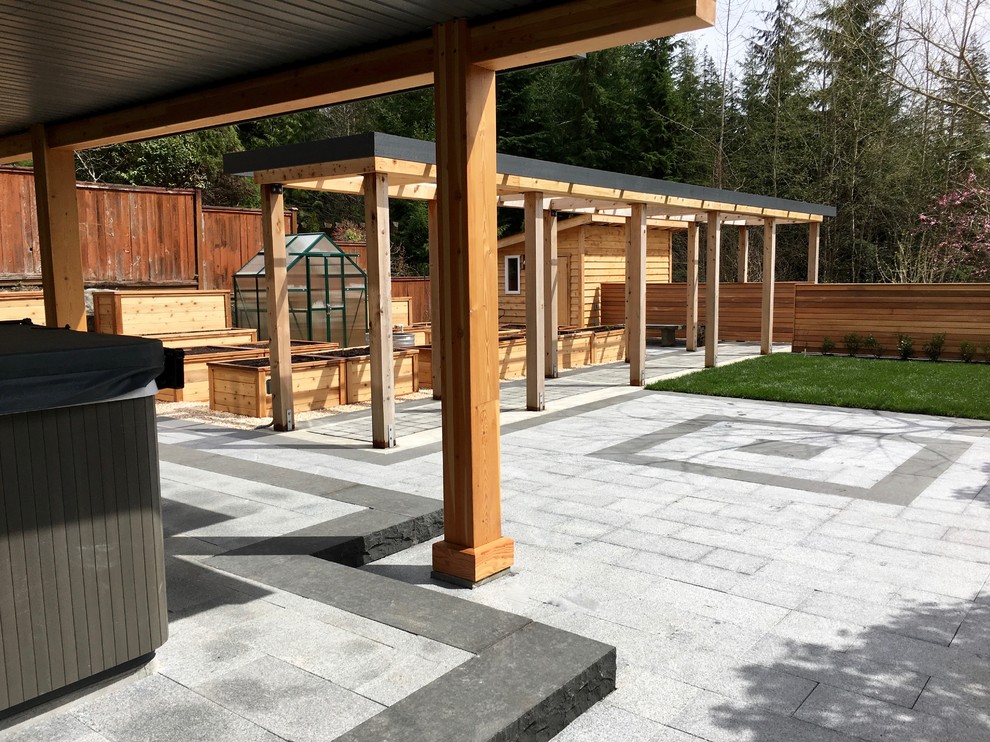Wider view, pergola & patios Modern Landscape Vancouver by