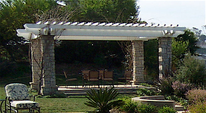 Imagen de jardín mediterráneo de tamaño medio en verano en patio trasero con exposición total al sol y entablado