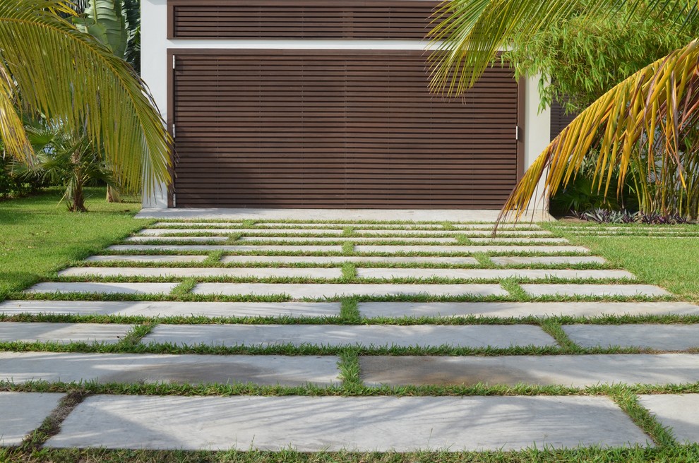 Idee per un grande vialetto d'ingresso minimalista esposto in pieno sole davanti casa
