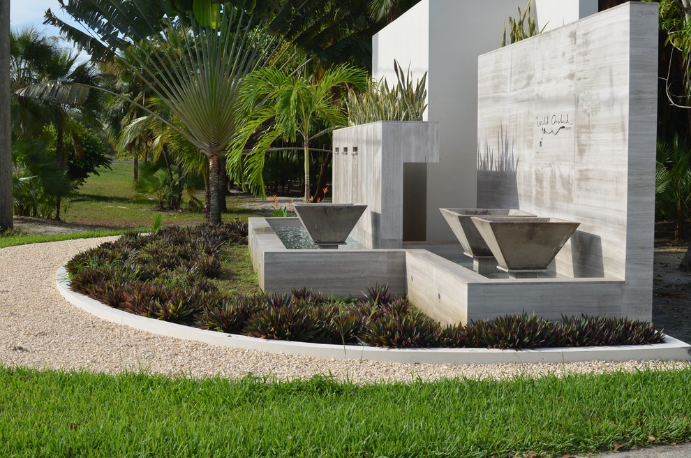 Immagine di un grande giardino formale minimalista esposto in pieno sole davanti casa con ghiaia