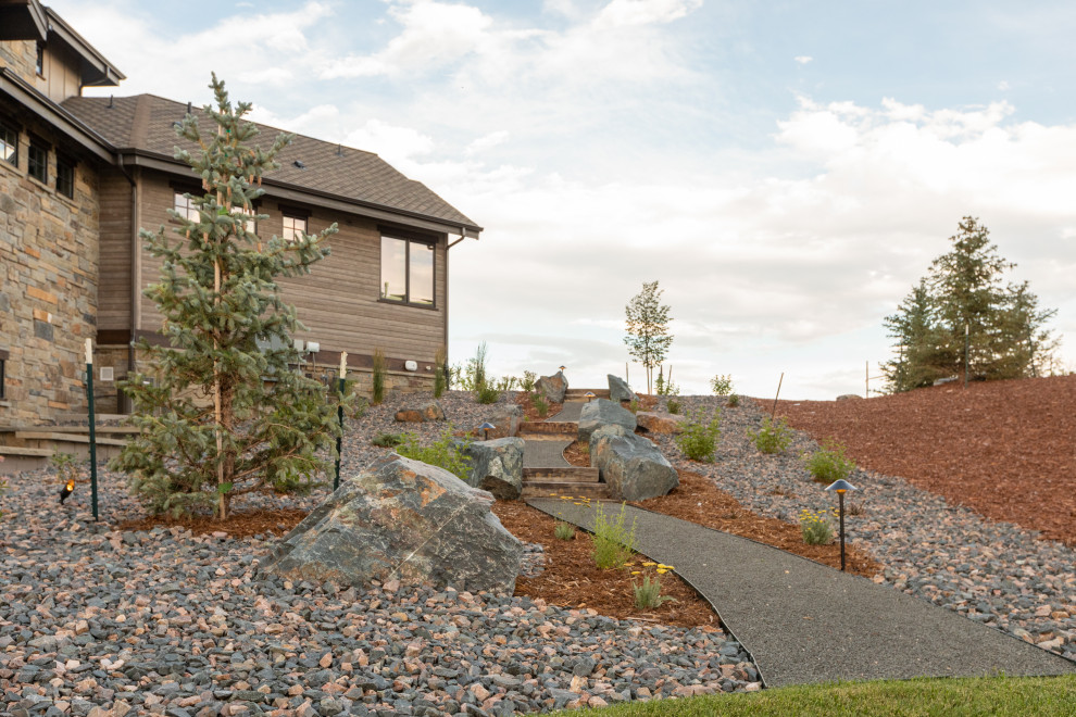 Idee per un ampio giardino american style esposto in pieno sole dietro casa con sassi e rocce e pacciame