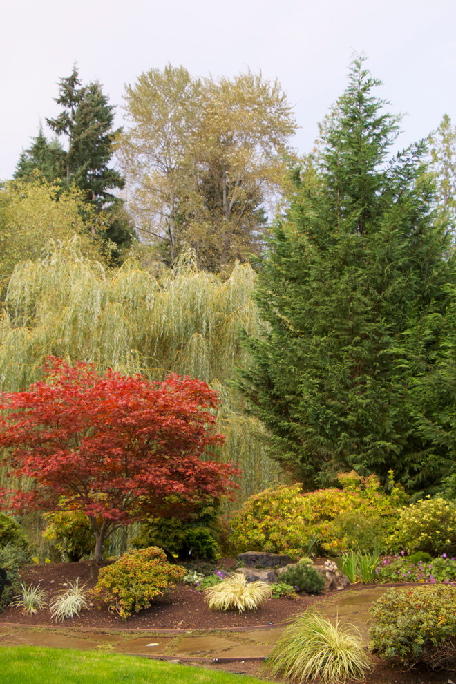 Exemple d'un grand jardin à la française arrière chic l'automne avec une exposition partiellement ombragée.