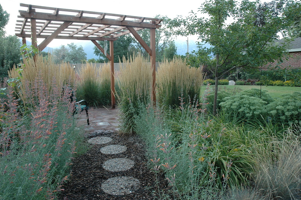 Klassischer Garten hinter dem Haus mit Pergola in Salt Lake City