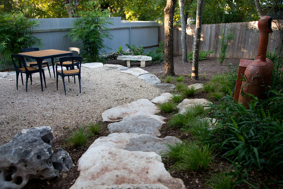 Ejemplo de jardín de tamaño medio en patio delantero con jardín de macetas, exposición parcial al sol y adoquines de piedra natural