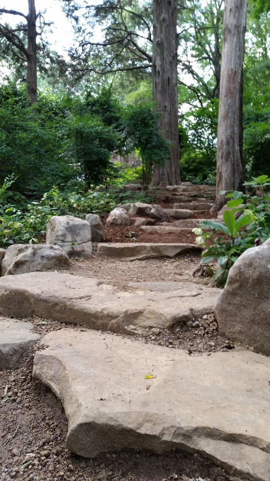 Esempio di un giardino rustico in ombra di medie dimensioni con un ingresso o sentiero, un pendio, una collina o una riva e pavimentazioni in pietra naturale
