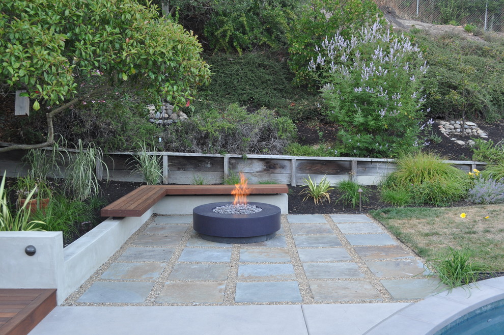 Foto di un giardino minimal dietro casa con un focolare e pavimentazioni in pietra naturale