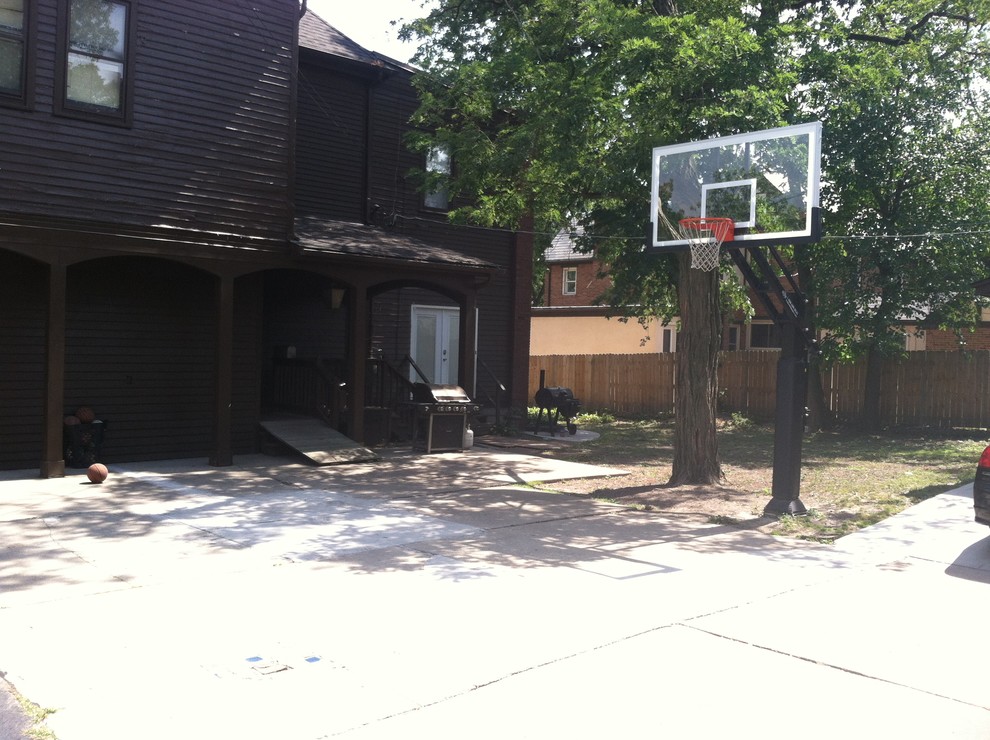 This is an example of a large traditional front partial sun garden in Chicago with an outdoor sport court.