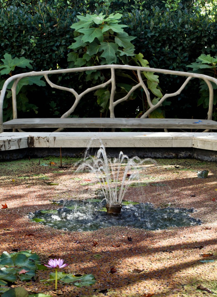 Klassischer Garten mit Wasserspiel in Los Angeles