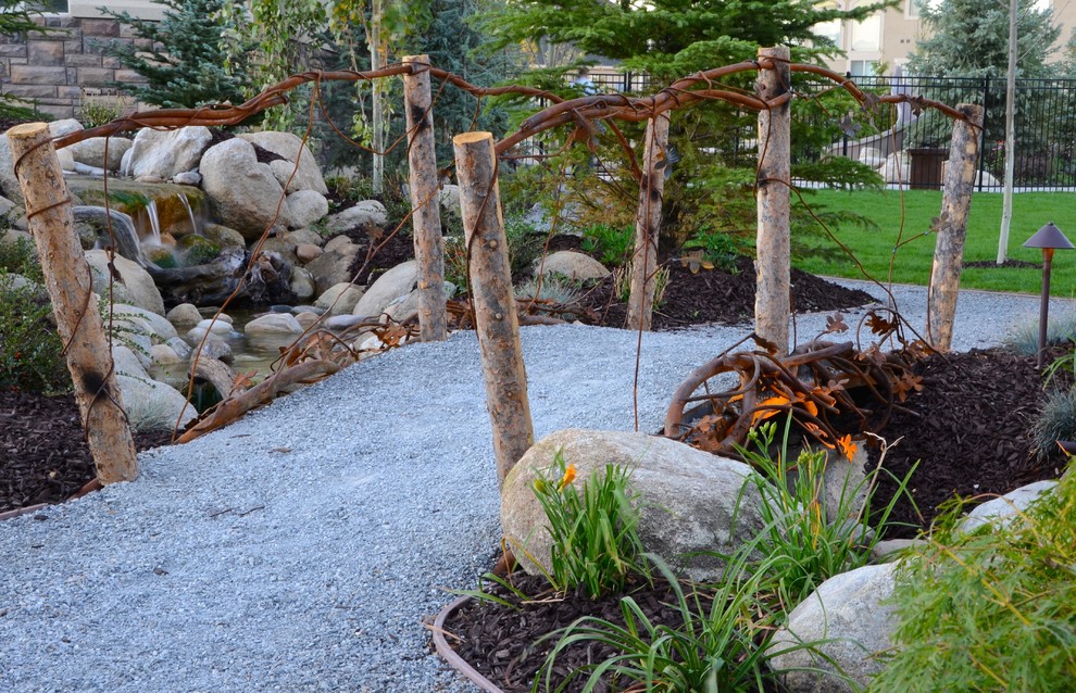 Großer, Halbschattiger Rustikaler Garten hinter dem Haus mit Wasserspiel in Salt Lake City
