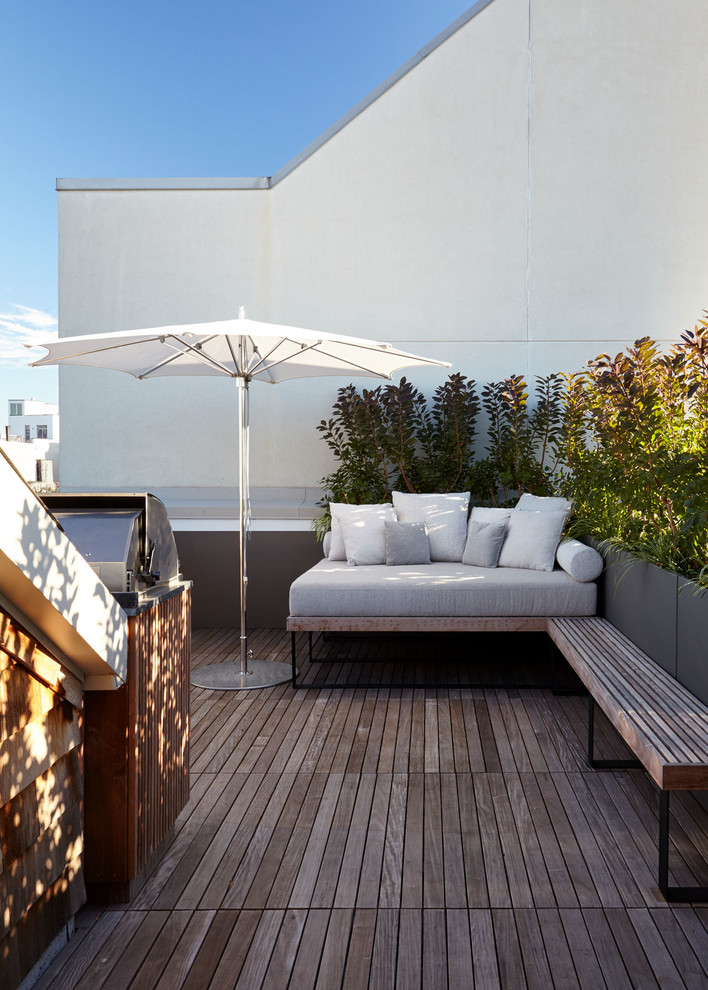Geometrischer, Mittelgroßer Moderner Dachgarten im Sommer mit Kübelpflanzen, direkter Sonneneinstrahlung und Dielen in New York