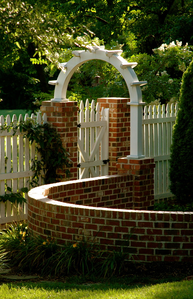 Geometrischer, Mittelgroßer Klassischer Gartenweg neben dem Haus mit direkter Sonneneinstrahlung und Pflastersteinen in Charlotte