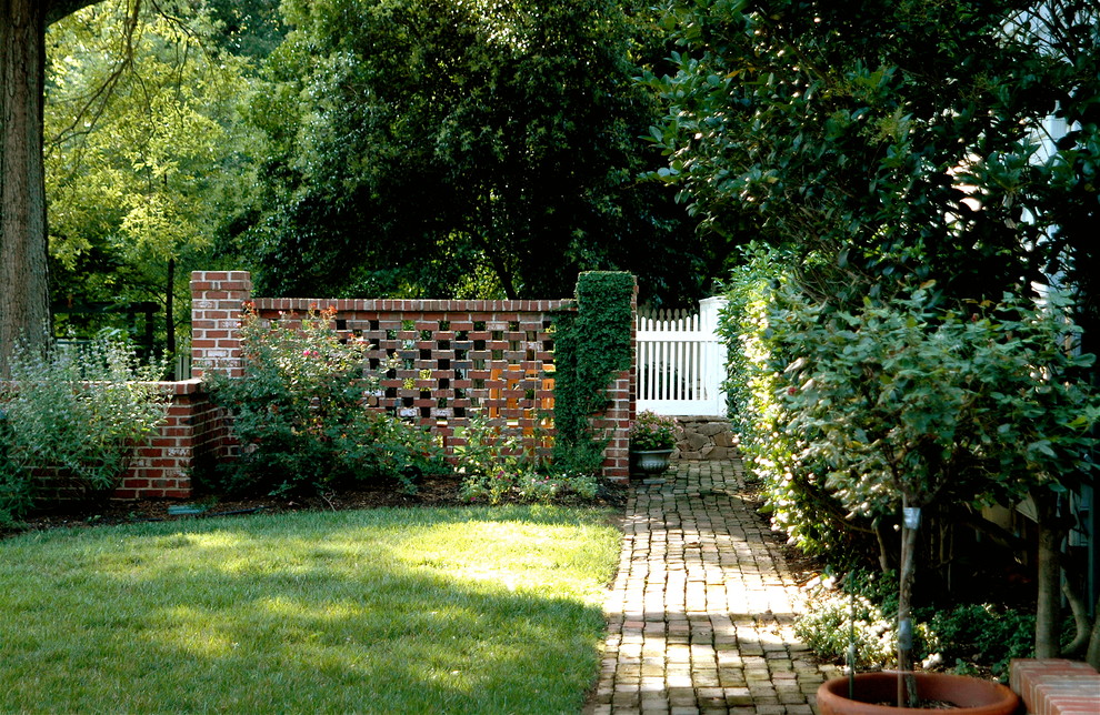Ispirazione per un giardino formale chic esposto in pieno sole di medie dimensioni e nel cortile laterale con un ingresso o sentiero e pavimentazioni in mattoni