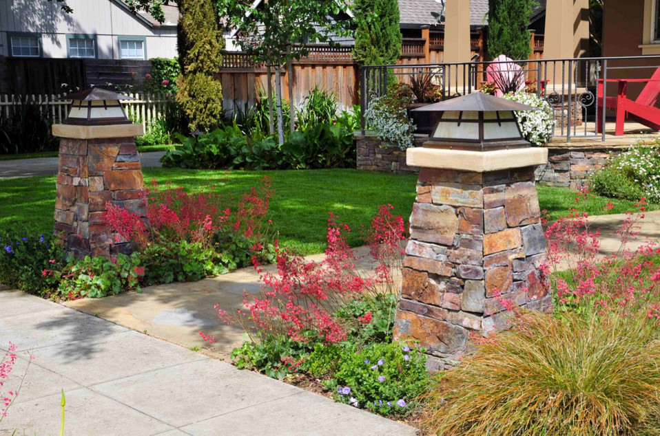 Ispirazione per un giardino american style di medie dimensioni e davanti casa con pavimentazioni in pietra naturale