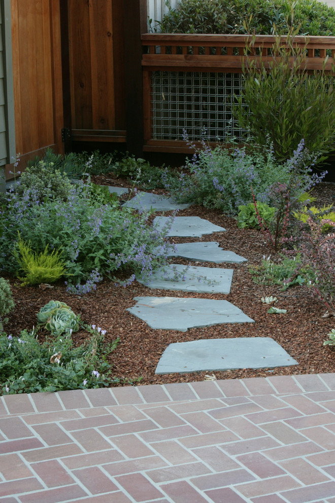 Ispirazione per un grande giardino classico dietro casa con pavimentazioni in pietra naturale